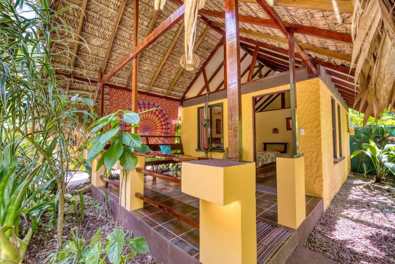 Caribe Town Bungalows Puerto Viejo de Talamanca Exterior photo