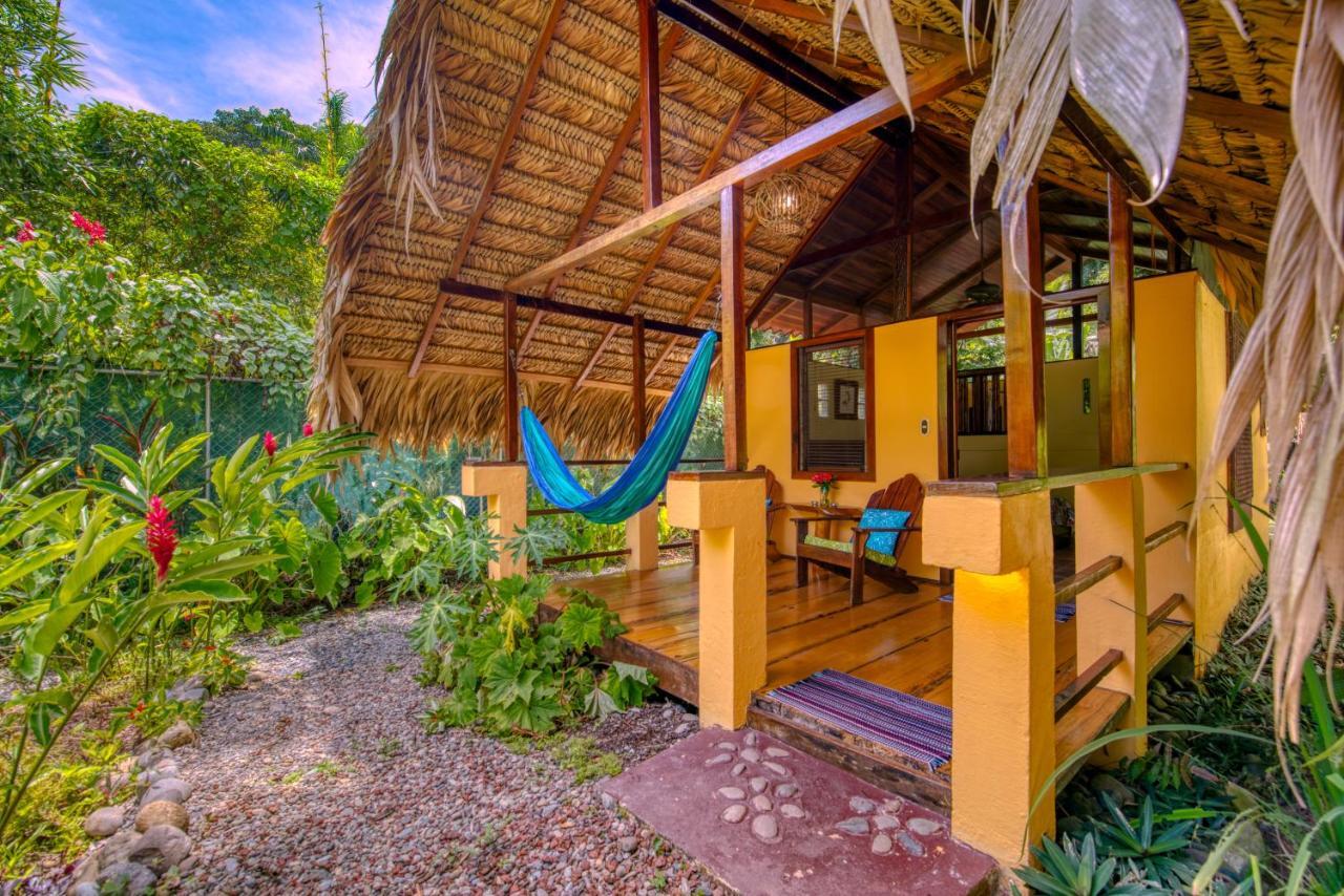 Caribe Town Bungalows Puerto Viejo de Talamanca Exterior photo